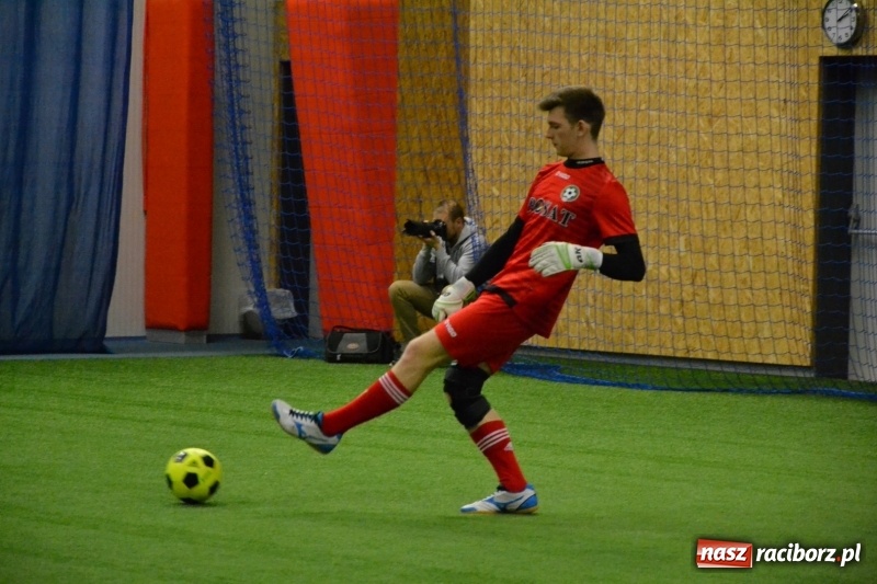 Zdjęcie w galerii na portalu naszraciborz.pl: LKS Owsiszcze z Pucharem Wójta w Halowym Turnieju Piłki Nożnej  wiadomości z regionu