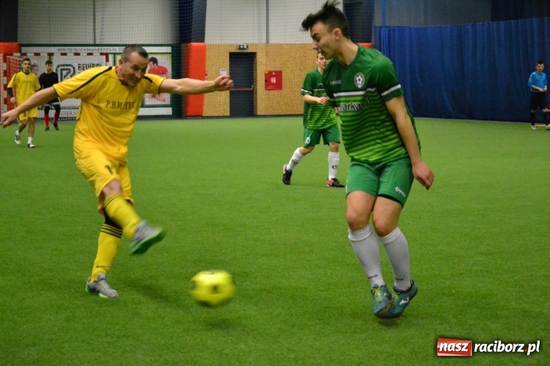 Zdjęcie w galerii na portalu naszraciborz.pl: LKS Owsiszcze z Pucharem Wójta w Halowym Turnieju Piłki Nożnej  wiadomości z regionu