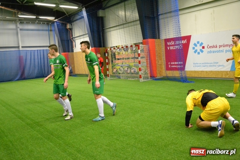 Zdjęcie w galerii na portalu naszraciborz.pl: LKS Owsiszcze z Pucharem Wójta w Halowym Turnieju Piłki Nożnej  wiadomości z regionu