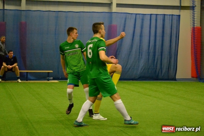 Zdjęcie w galerii na portalu naszraciborz.pl: LKS Owsiszcze z Pucharem Wójta w Halowym Turnieju Piłki Nożnej  wiadomości z regionu