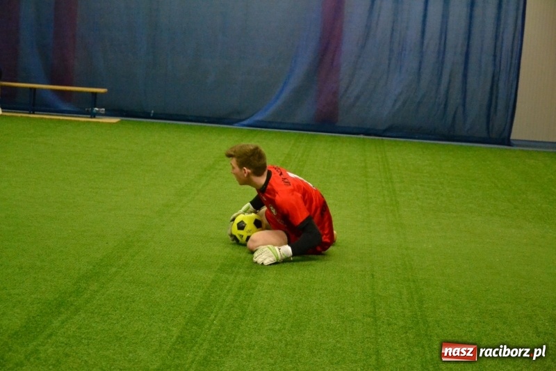 Zdjęcie w galerii na portalu naszraciborz.pl: LKS Owsiszcze z Pucharem Wójta w Halowym Turnieju Piłki Nożnej  wiadomości z regionu