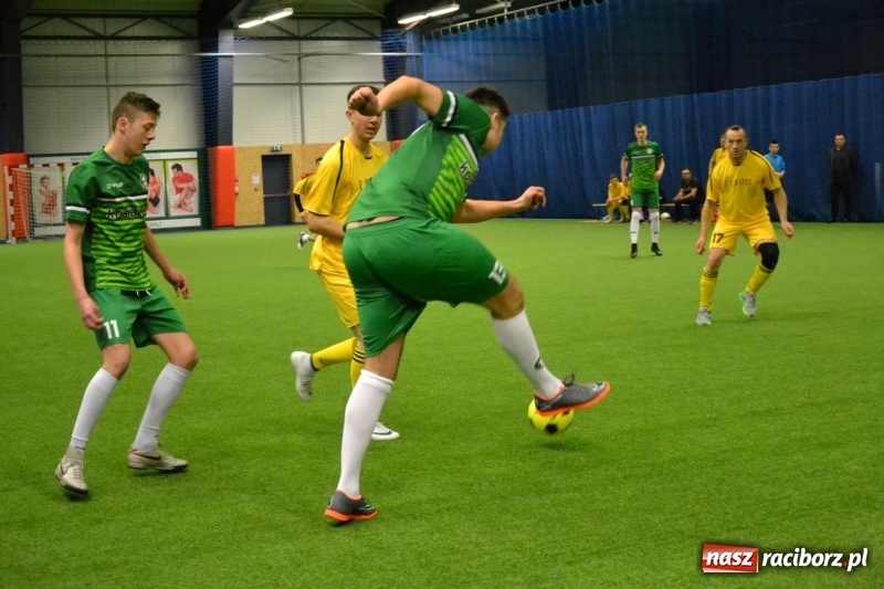 Zdjęcie w galerii na portalu naszraciborz.pl: LKS Owsiszcze z Pucharem Wójta w Halowym Turnieju Piłki Nożnej  wiadomości z regionu