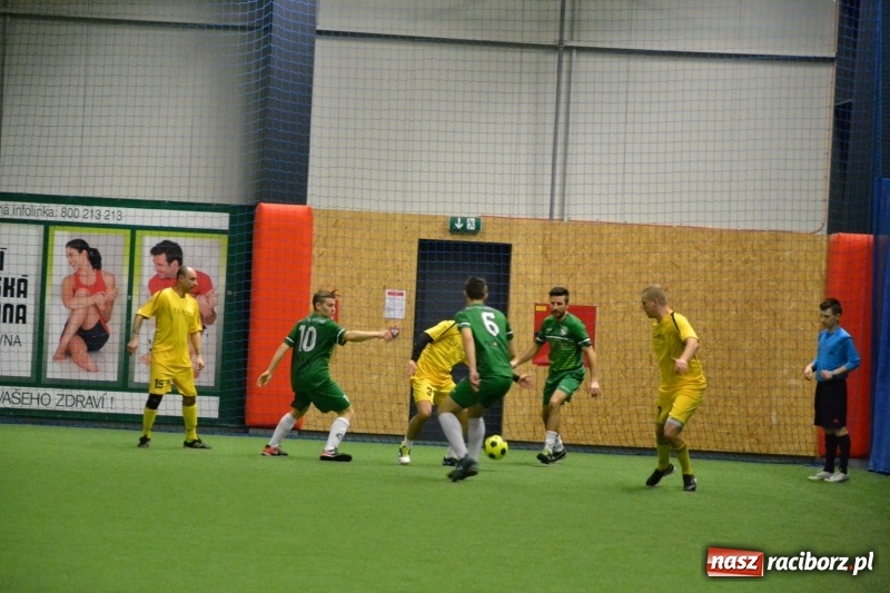 Zdjęcie w galerii na portalu naszraciborz.pl: LKS Owsiszcze z Pucharem Wójta w Halowym Turnieju Piłki Nożnej  wiadomości z regionu