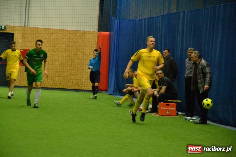 Zdjęcie w galerii na portalu naszraciborz.pl: LKS Owsiszcze z Pucharem Wójta w Halowym Turnieju Piłki Nożnej  wiadomości z regionu