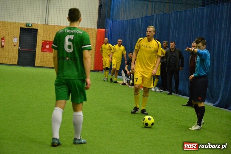 Zdjęcie w galerii na portalu naszraciborz.pl: LKS Owsiszcze z Pucharem Wójta w Halowym Turnieju Piłki Nożnej  wiadomości z regionu