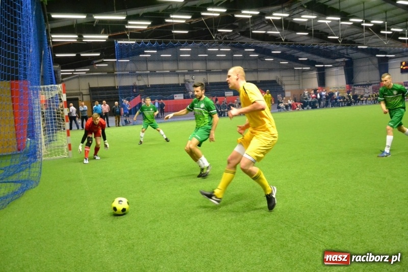 Zdjęcie w galerii na portalu naszraciborz.pl: LKS Owsiszcze z Pucharem Wójta w Halowym Turnieju Piłki Nożnej  wiadomości z regionu