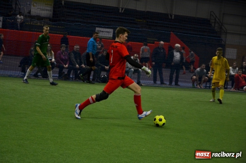 Zdjęcie w galerii na portalu naszraciborz.pl: LKS Owsiszcze z Pucharem Wójta w Halowym Turnieju Piłki Nożnej  wiadomości z regionu