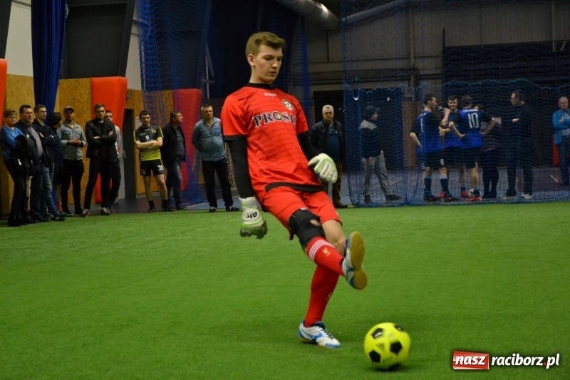 Zdjęcie w galerii na portalu naszraciborz.pl: LKS Owsiszcze z Pucharem Wójta w Halowym Turnieju Piłki Nożnej  wiadomości z regionu