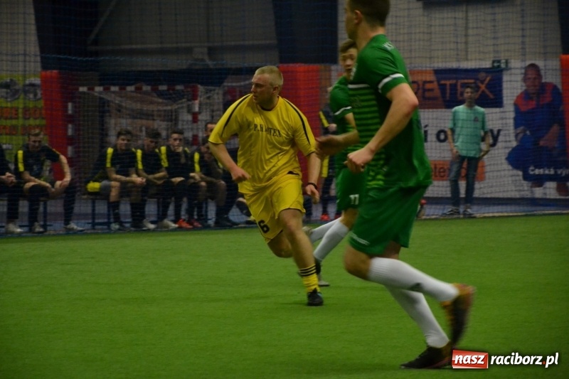 Zdjęcie w galerii na portalu naszraciborz.pl: LKS Owsiszcze z Pucharem Wójta w Halowym Turnieju Piłki Nożnej  wiadomości z regionu