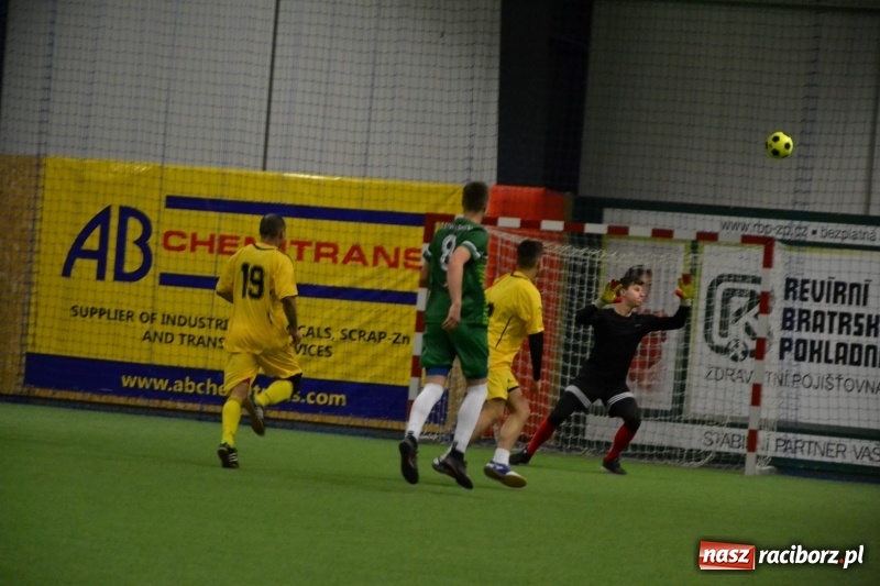 Zdjęcie w galerii na portalu naszraciborz.pl: LKS Owsiszcze z Pucharem Wójta w Halowym Turnieju Piłki Nożnej  wiadomości z regionu