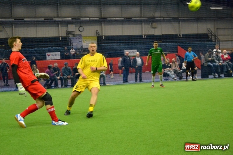 Zdjęcie w galerii na portalu naszraciborz.pl: LKS Owsiszcze z Pucharem Wójta w Halowym Turnieju Piłki Nożnej  wiadomości z regionu