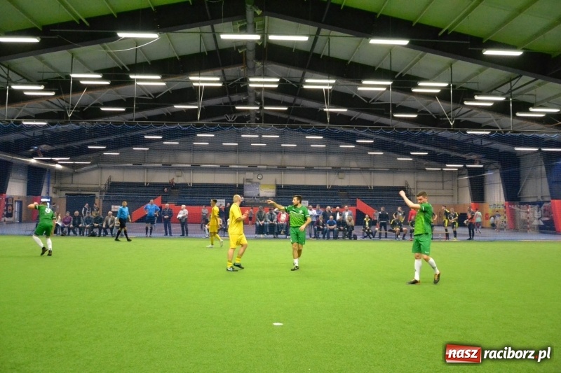 Zdjęcie w galerii na portalu naszraciborz.pl: LKS Owsiszcze z Pucharem Wójta w Halowym Turnieju Piłki Nożnej  wiadomości z regionu