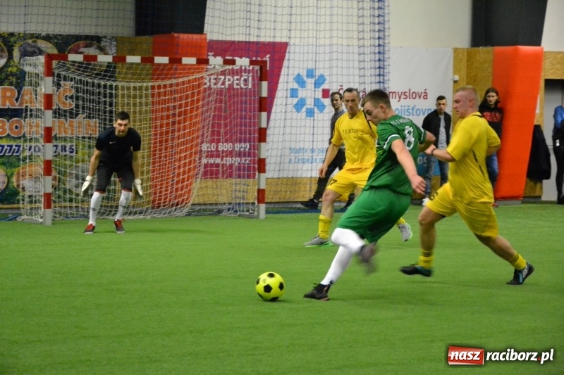 Zdjęcie w galerii na portalu naszraciborz.pl: LKS Owsiszcze z Pucharem Wójta w Halowym Turnieju Piłki Nożnej  wiadomości z regionu