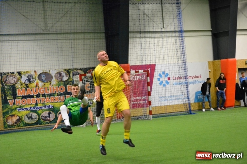 Zdjęcie w galerii na portalu naszraciborz.pl: LKS Owsiszcze z Pucharem Wójta w Halowym Turnieju Piłki Nożnej  wiadomości z regionu