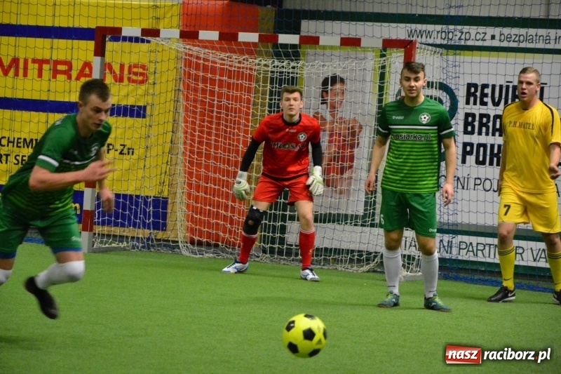 Zdjęcie w galerii na portalu naszraciborz.pl: LKS Owsiszcze z Pucharem Wójta w Halowym Turnieju Piłki Nożnej  wiadomości z regionu