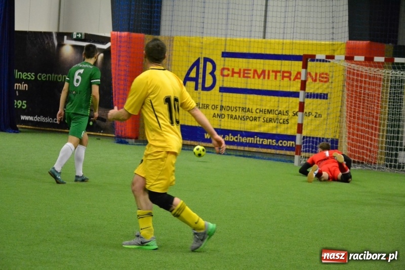 Zdjęcie w galerii na portalu naszraciborz.pl: LKS Owsiszcze z Pucharem Wójta w Halowym Turnieju Piłki Nożnej  wiadomości z regionu