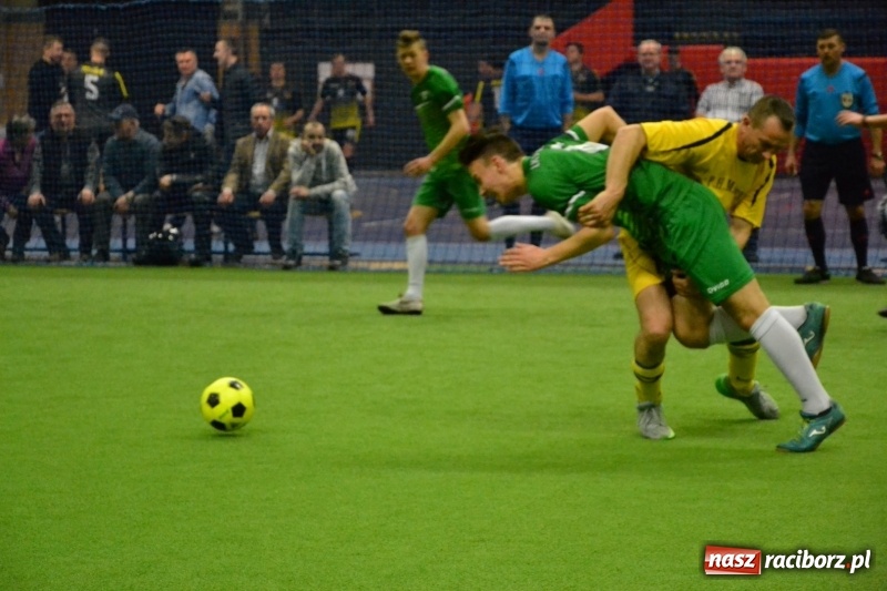 Zdjęcie w galerii na portalu naszraciborz.pl: LKS Owsiszcze z Pucharem Wójta w Halowym Turnieju Piłki Nożnej  wiadomości z regionu
