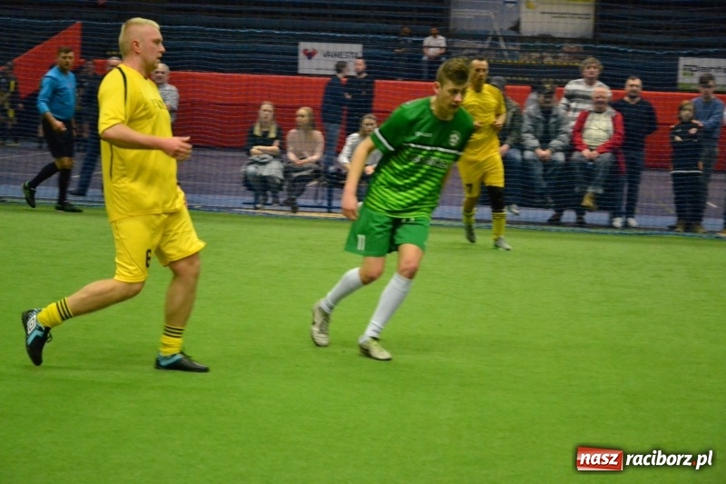 Zdjęcie w galerii na portalu naszraciborz.pl: LKS Owsiszcze z Pucharem Wójta w Halowym Turnieju Piłki Nożnej  wiadomości z regionu