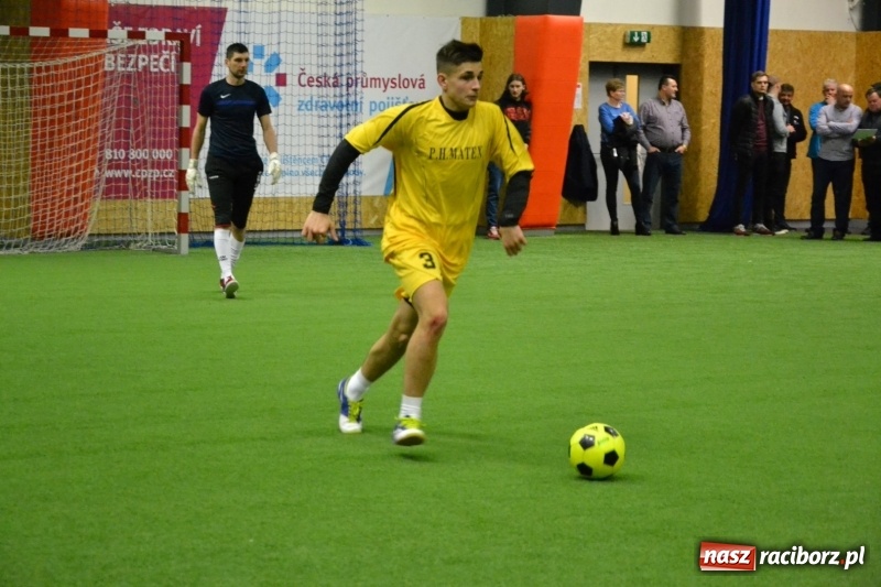 Zdjęcie w galerii na portalu naszraciborz.pl: LKS Owsiszcze z Pucharem Wójta w Halowym Turnieju Piłki Nożnej  wiadomości z regionu