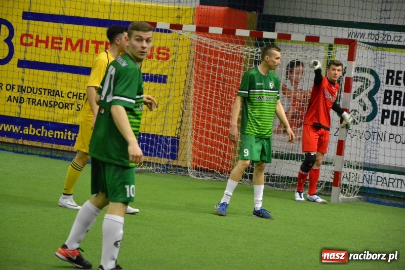 Zdjęcie w galerii na portalu naszraciborz.pl: LKS Owsiszcze z Pucharem Wójta w Halowym Turnieju Piłki Nożnej  wiadomości z regionu