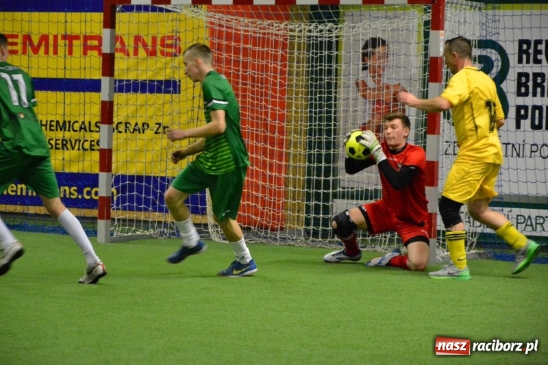 Zdjęcie w galerii na portalu naszraciborz.pl: LKS Owsiszcze z Pucharem Wójta w Halowym Turnieju Piłki Nożnej  wiadomości z regionu
