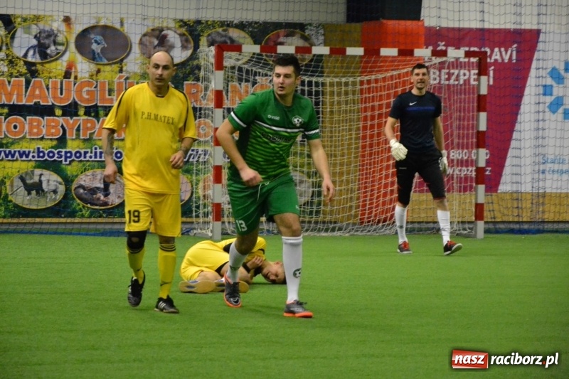 Zdjęcie w galerii na portalu naszraciborz.pl: LKS Owsiszcze z Pucharem Wójta w Halowym Turnieju Piłki Nożnej  wiadomości z regionu