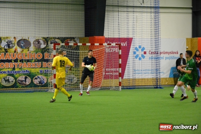 Zdjęcie w galerii na portalu naszraciborz.pl: LKS Owsiszcze z Pucharem Wójta w Halowym Turnieju Piłki Nożnej  wiadomości z regionu