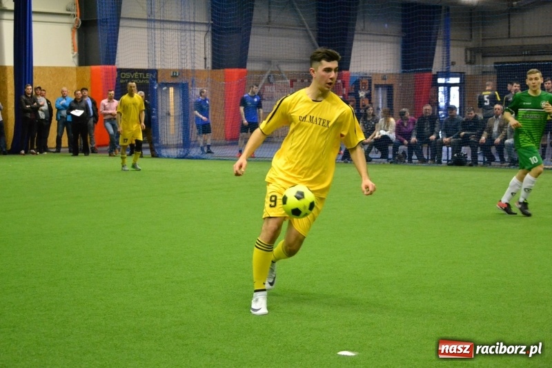 Zdjęcie w galerii na portalu naszraciborz.pl: LKS Owsiszcze z Pucharem Wójta w Halowym Turnieju Piłki Nożnej  wiadomości z regionu