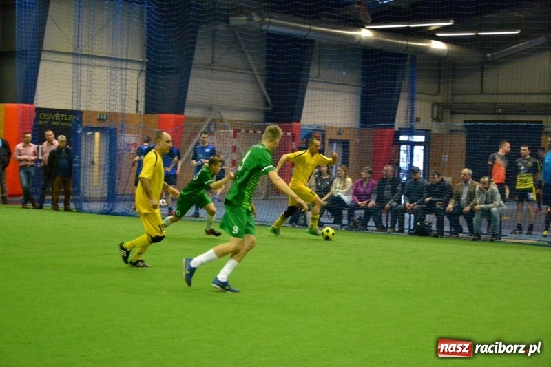 Zdjęcie w galerii na portalu naszraciborz.pl: LKS Owsiszcze z Pucharem Wójta w Halowym Turnieju Piłki Nożnej  wiadomości z regionu