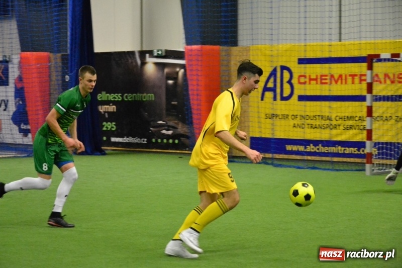 Zdjęcie w galerii na portalu naszraciborz.pl: LKS Owsiszcze z Pucharem Wójta w Halowym Turnieju Piłki Nożnej  wiadomości z regionu