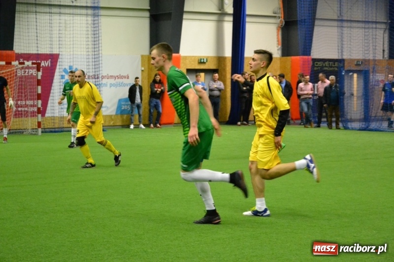 Zdjęcie w galerii na portalu naszraciborz.pl: LKS Owsiszcze z Pucharem Wójta w Halowym Turnieju Piłki Nożnej  wiadomości z regionu
