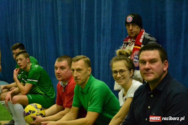 Zdjęcie w galerii na portalu naszraciborz.pl: LKS Owsiszcze z Pucharem Wójta w Halowym Turnieju Piłki Nożnej  wiadomości z regionu