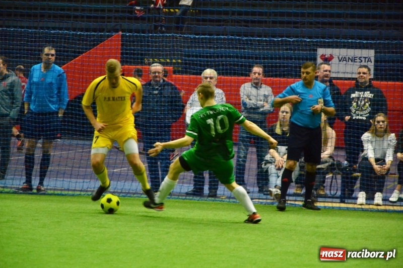 Zdjęcie w galerii na portalu naszraciborz.pl: LKS Owsiszcze z Pucharem Wójta w Halowym Turnieju Piłki Nożnej  wiadomości z regionu