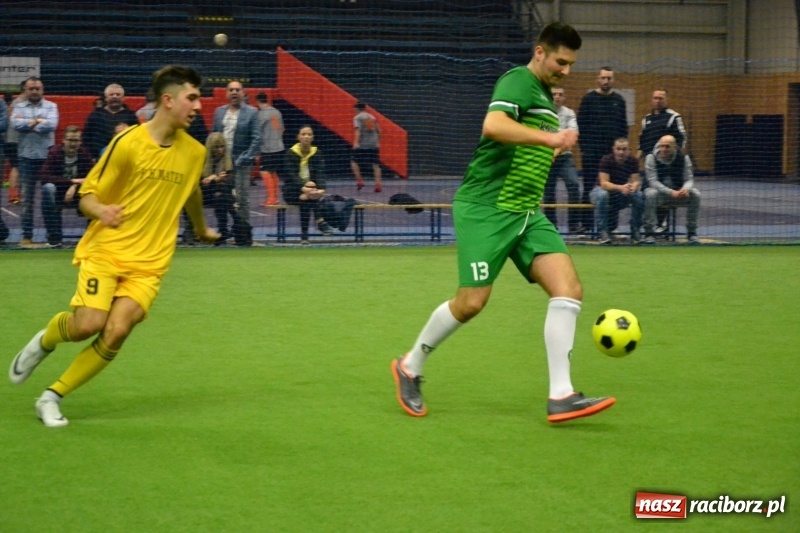 Zdjęcie w galerii na portalu naszraciborz.pl: LKS Owsiszcze z Pucharem Wójta w Halowym Turnieju Piłki Nożnej  wiadomości z regionu