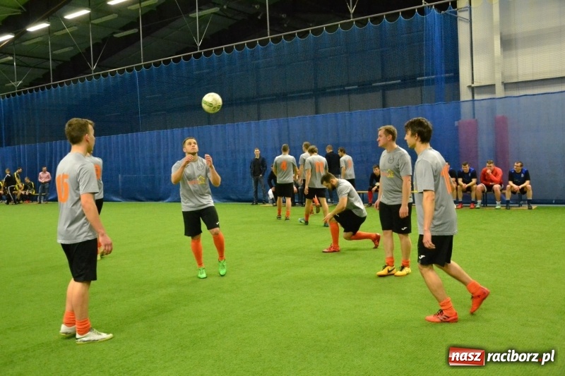 Zdjęcie w galerii na portalu naszraciborz.pl: LKS Owsiszcze z Pucharem Wójta w Halowym Turnieju Piłki Nożnej  wiadomości z regionu