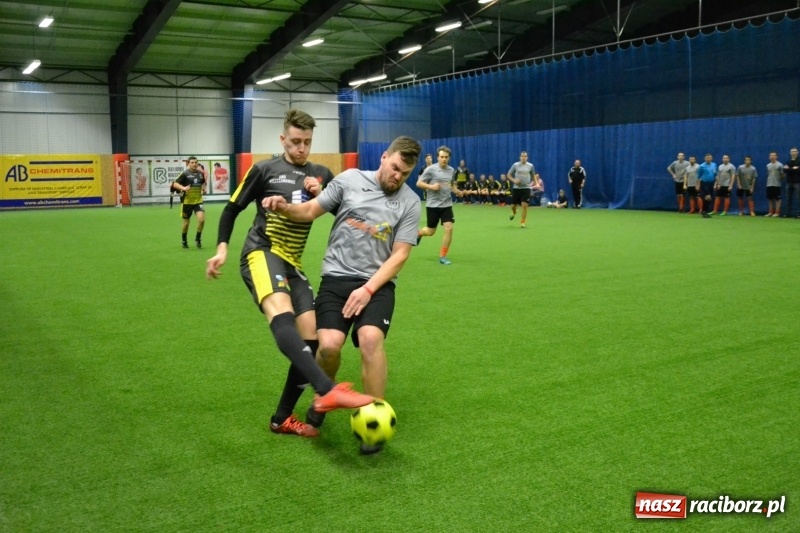 Zdjęcie w galerii na portalu naszraciborz.pl: LKS Owsiszcze z Pucharem Wójta w Halowym Turnieju Piłki Nożnej  wiadomości z regionu