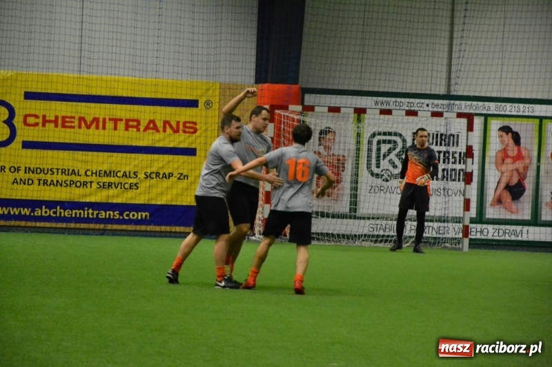 Zdjęcie w galerii na portalu naszraciborz.pl: LKS Owsiszcze z Pucharem Wójta w Halowym Turnieju Piłki Nożnej  wiadomości z regionu