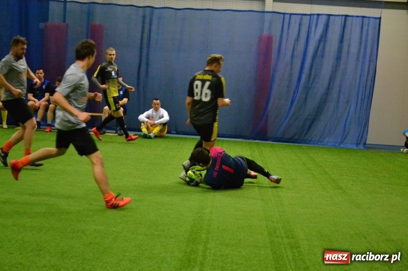 Zdjęcie w galerii na portalu naszraciborz.pl: LKS Owsiszcze z Pucharem Wójta w Halowym Turnieju Piłki Nożnej  wiadomości z regionu