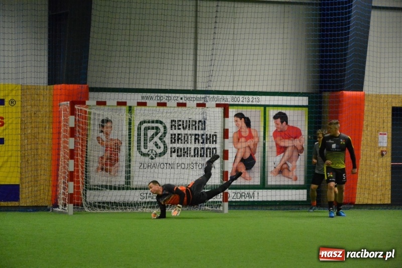 Zdjęcie w galerii na portalu naszraciborz.pl: LKS Owsiszcze z Pucharem Wójta w Halowym Turnieju Piłki Nożnej  wiadomości z regionu