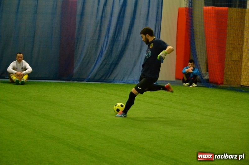 Zdjęcie w galerii na portalu naszraciborz.pl: LKS Owsiszcze z Pucharem Wójta w Halowym Turnieju Piłki Nożnej  wiadomości z regionu