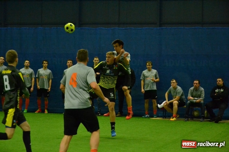 Zdjęcie w galerii na portalu naszraciborz.pl: LKS Owsiszcze z Pucharem Wójta w Halowym Turnieju Piłki Nożnej  wiadomości z regionu