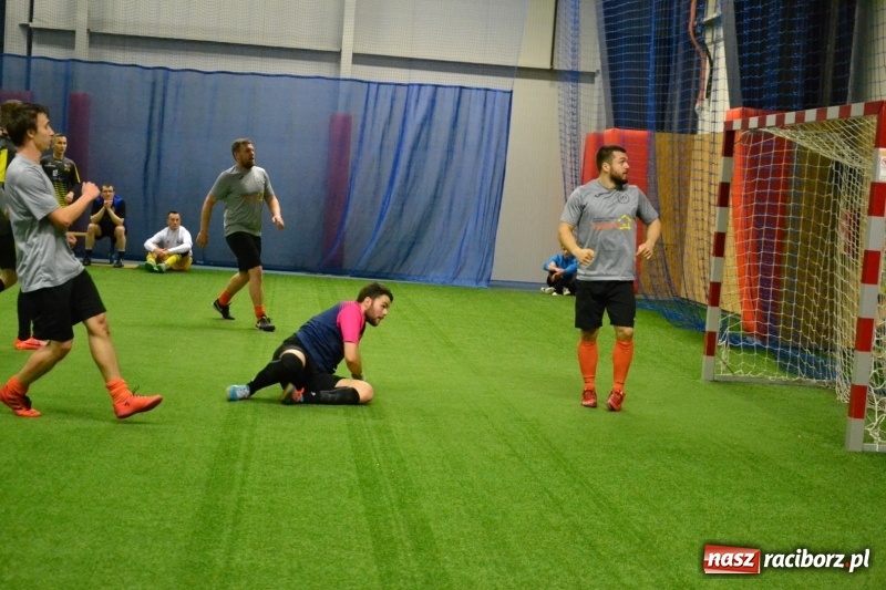 Zdjęcie w galerii na portalu naszraciborz.pl: LKS Owsiszcze z Pucharem Wójta w Halowym Turnieju Piłki Nożnej  wiadomości z regionu