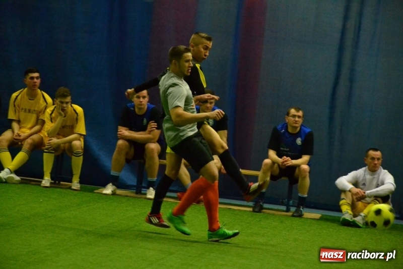 Zdjęcie w galerii na portalu naszraciborz.pl: LKS Owsiszcze z Pucharem Wójta w Halowym Turnieju Piłki Nożnej  wiadomości z regionu