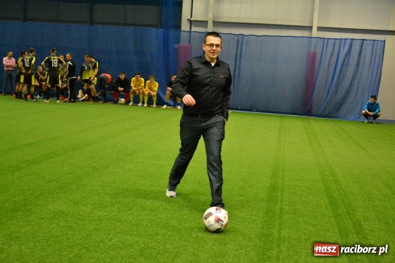 Zdjęcie w galerii na portalu naszraciborz.pl: LKS Owsiszcze z Pucharem Wójta w Halowym Turnieju Piłki Nożnej  wiadomości z regionu