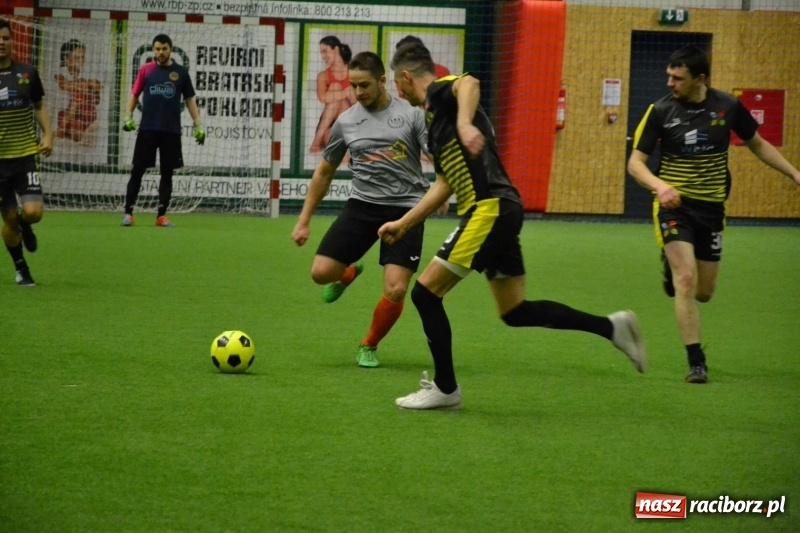 Zdjęcie w galerii na portalu naszraciborz.pl: LKS Owsiszcze z Pucharem Wójta w Halowym Turnieju Piłki Nożnej  wiadomości z regionu