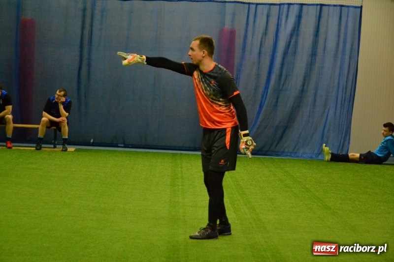 Zdjęcie w galerii na portalu naszraciborz.pl: LKS Owsiszcze z Pucharem Wójta w Halowym Turnieju Piłki Nożnej  wiadomości z regionu