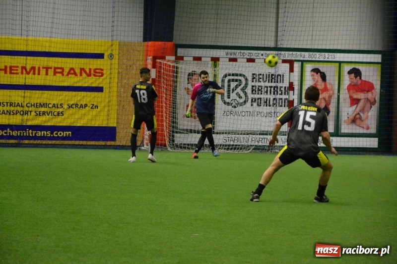 Zdjęcie w galerii na portalu naszraciborz.pl: LKS Owsiszcze z Pucharem Wójta w Halowym Turnieju Piłki Nożnej  wiadomości z regionu