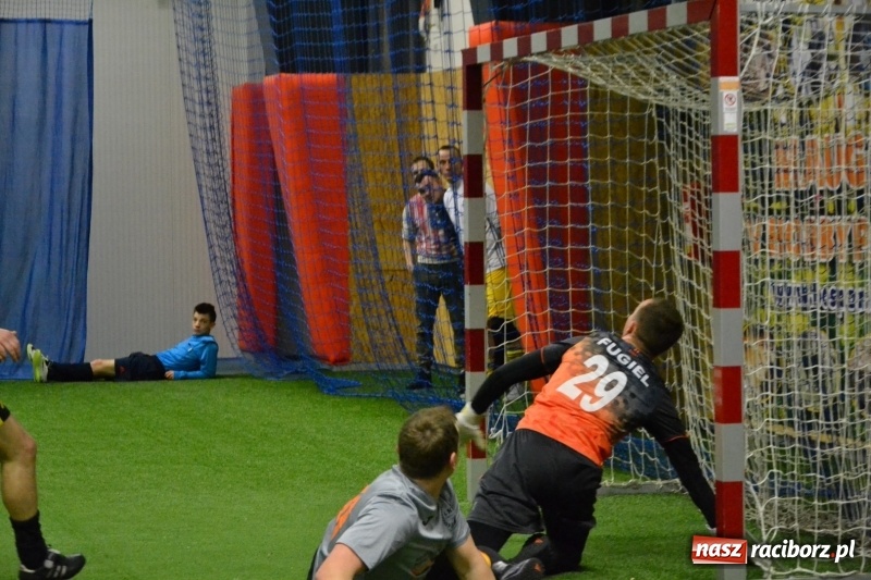 Zdjęcie w galerii na portalu naszraciborz.pl: LKS Owsiszcze z Pucharem Wójta w Halowym Turnieju Piłki Nożnej  wiadomości z regionu