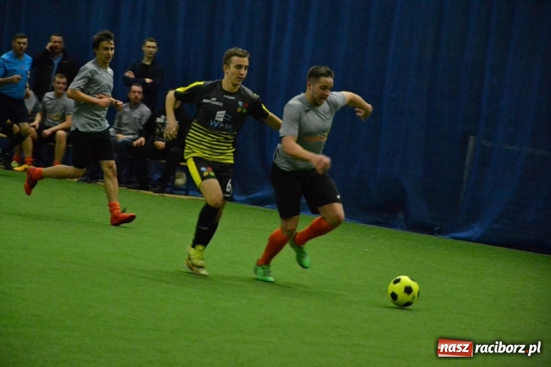 Zdjęcie w galerii na portalu naszraciborz.pl: LKS Owsiszcze z Pucharem Wójta w Halowym Turnieju Piłki Nożnej  wiadomości z regionu