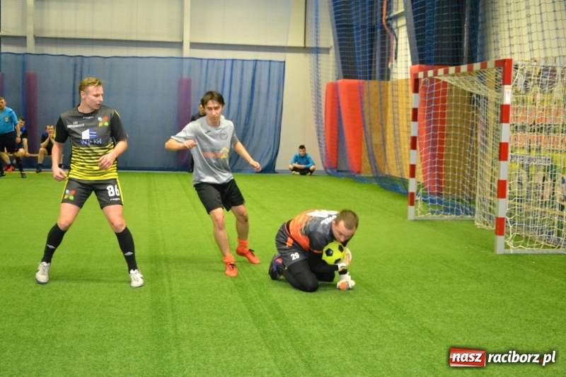 Zdjęcie w galerii na portalu naszraciborz.pl: LKS Owsiszcze z Pucharem Wójta w Halowym Turnieju Piłki Nożnej  wiadomości z regionu